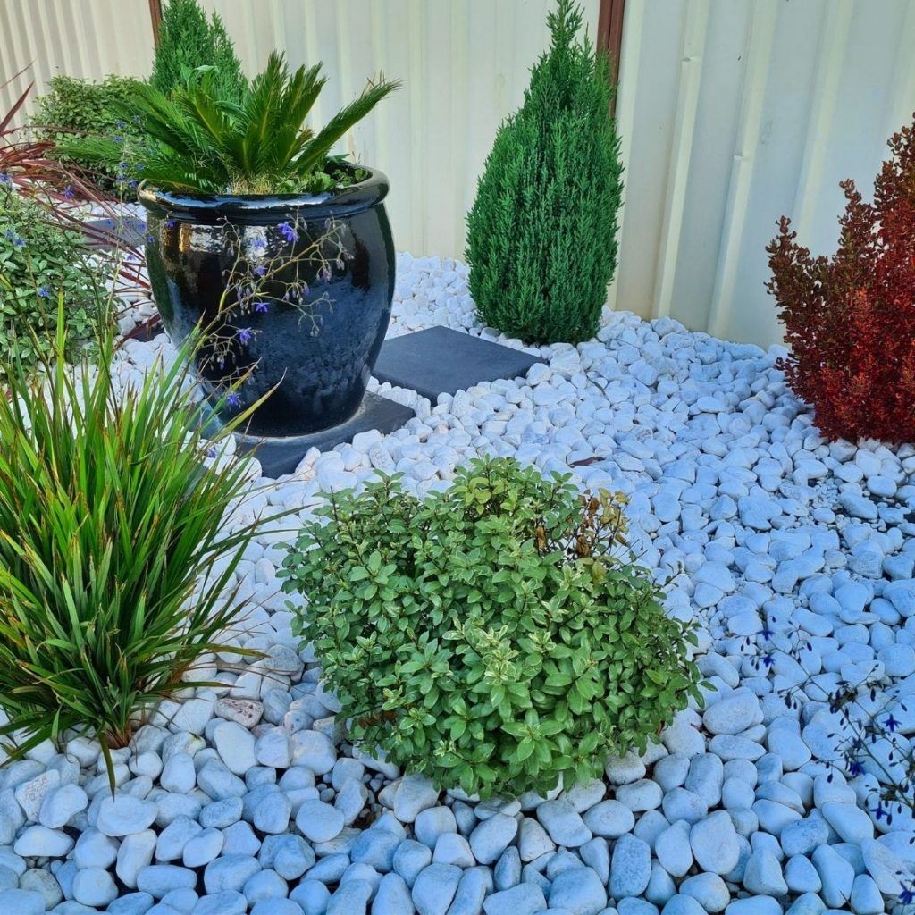 garden decoration using snow white pebbles